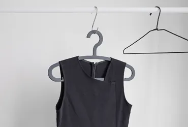 新年に着用される赤いトレンディなスウェットシャツは繁栄を象徴